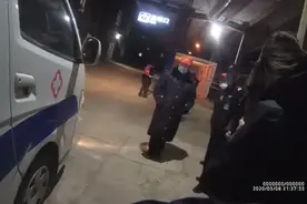 国   火车上孕妇急产，铁路部门开通绿色通道紧急救助，母女平安视频封面