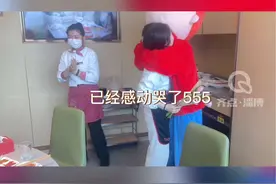 爸爸驱车10小时，扮成卡通人偶给女儿送生日惊喜！好羡慕，被爸爸疼爱的女儿一定很幸福！#满满的爱 @Bingo视频封面