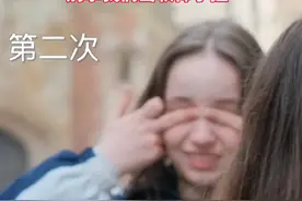 （4月9日发布，英国）博主拍摄街景，遭女孩比划种族歧视手势，博主进行有力反击。视频封面