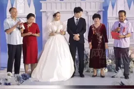 5月26日，山东淮坊，婚礼现场新郎爸爸发言念错稿子。主持人：从业十三载，第一次笑场。视频封面