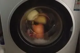 看着娃娃在洗衣机里滚来滚去好好玩呀视频封面