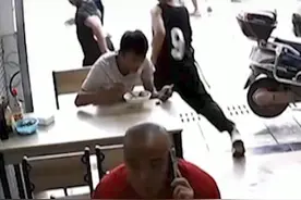7月6日，四川内江，小学生进店吃饭，看见老师后扭头就跑，网友：太真实了视频封面