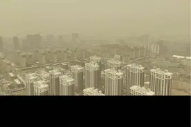 沙尘暴抵达淮北的第一天，万万没想到，在安徽淮北也能吃到内蒙土。#沙尘来袭 #今天的天气 #航拍 #安徽淮北 #沙尘暴视频封面