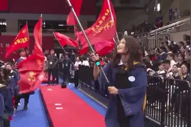 2023年华中科技大学研究生毕业典礼，大家齐唱《朋友》！嘻嘻嘻视频封面