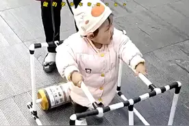 有意思！重庆一家长用奶粉罐给萌娃做学步车#神操作 #萌娃视频封面