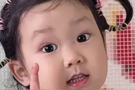 跳的什么舞，我在一旁都忍不住笑#人类幼崽到底有多可爱 #小人精太可爱了 #舞蹈 #听到音乐就起舞视频封面