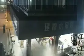 同学聚会喝着喝着打起来了？#衢州 #新闻 视频封面