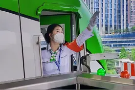 重庆轻轨女司机的手势有多少人能看懂 #最美轻轨女司机 #轻轨 #轨道交通 #女司机 #重庆轻轨视频封面