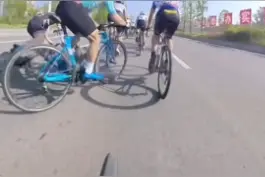 #自行车比赛  #自行车 比赛中两车碰撞摔倒，引发连锁反应。视频封面