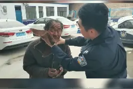 #暖心   #警察 化身最美理发师，为老人洗脸、理发、拍照······视频封面