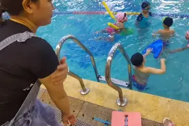 一个不会游泳的小孩学会了游泳！👍👍👍视频封面