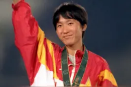 1996年王军霞首次参加奥运会，以14分59秒88的成绩获得女子5000米金牌，被誉为“东方神鹿”。视频封面