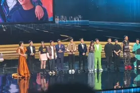 #上海国际电影节 颁奖现场 ，王一博街舞燃炸全场#演出现场视频视频封面