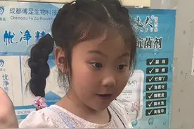 今天周末放假、爸爸说上午表现得好、下午带小翻译官去钓小龙虾犒劳我#女儿给聋哑爸爸当翻译 #聋哑修脚父亲和他的小翻译官 #小女孩视频封面