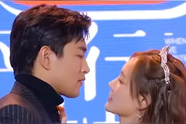 #李一桐  #王彦霖 上演错位吻，旁边的其他明星反应也搞笑了 @抖音短视频视频封面