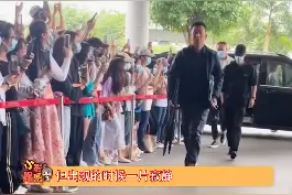 #粉丝面对王一博有多乖，默默拍照不敢做声，哈哈哈#娱乐播报台视频封面