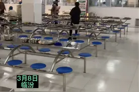 门卫大爷给食堂阿姨送花引围观。来源：@五大三粗的杜老师#人间温暖视频封面