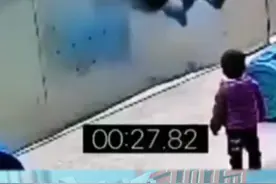#守护暑期儿童安全 太揪心了！孩子被勒住脖子一分多钟…… 视频封面