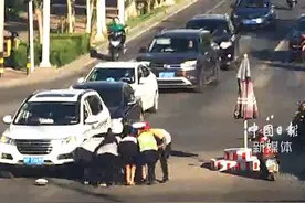 执勤#交警中暑晕倒，众人飞奔救助#新疆 视频封面