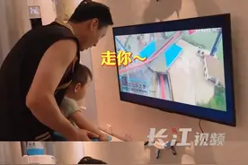 体验感极强！2日，山东一宝爸用盆装着#萌娃手动模拟坐过山车，孩子：我有点紧张～#爸爸带娃 视频封面