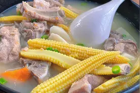 老式排骨玉米汤，详细做法教你，排骨不腥不柴，汤浓鲜美，真解馋视频封面