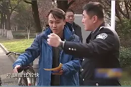 倒数读秒是辅助，路口通行要看灯@抖音短视频视频封面