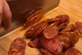 有姐妹问风干的香肠蒸煮多久能吃，我一般煮15分钟，不喜欢单独蒸，嫌浪费煤气，蒸米饭的时候直接洗两根放锅里，米饭好了肠也好了，拿出来切片就可以吃了#又到腌制腊货的时候了 #有了腊味才有真正的年味视频封面