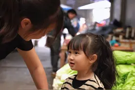 女儿的存在，让生活琐碎都变成了浪漫的诗行，让平淡日子充满了惊喜的光芒#又是被女儿治愈的一天 #陪你春夏秋冬陪你慢慢长大视频封面