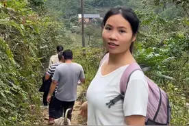 带着老公和朋友翻山越岭爬山两小时去外婆家，开车到公路上就进不去了，只好把车停在外面，走路进去，去一趟中途休息好几回，当年鬼子找不到的地方却被我外婆找到了。#翻山越岭 #爬山#外婆家#记录平凡生活 #山里生活不易视频封面