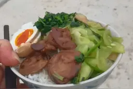 侄子小时候家里穷，大伯对他好，如今给孤苦无依的大伯送饭 #温暖 #感人视频封面