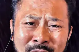 年逾四十不自由 转眼高堂体近忧 檐下犬子尚难立 四处奔波为盐油 妻儿怨我难聚首 谁解吾心冬寒忧 若非碎银二三两 谁愿斩志常低头 人到中年，难…#说不出的或许都在歌里 #就怕歌词入了心视频封面