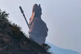 世界最大关公像 位于山西运城盐湖南岸，高61米，寓意关公卒于61岁。底座19米，寓意关公19岁成家立业。从2007年1月开始铸造，共用铜500吨、铁2000吨。#跟着无人机去旅行 #太行脚印 #自驾游中国 #自驾游领队 #关公