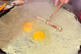 藏在天津居民楼下的正宗煎饼果子！绿豆面配大果子真香！ #路边摊美味 #煎饼果子 #天津煎饼果子