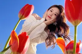 只需要一片空地就能拍的郁金香大片 想拍郁金香🌷，但北京的还没有开，买几支郁金香插空地上，就能美美的拍起来～#郁金香拍照 #拍照技巧 #郁金香🌷 #又到了看花花的季节了 #春天当然要拍花啦视频封面