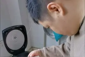 今早我买完菜回来，婆婆说她舌头硬邦邦，不能转了，说话说不清楚了，赶紧联系姐姐，姐姐接的去做检查了… 昨天，婆婆一直说自己不中用了，过完年后也一直没什么力气，感冒一场接着一场，不想在这里了，我劝婆婆：你就当晚上陪着瓜子蒋力睡觉，我在楼下直播也安心点的。平常我看到的活能干的我都干了，你多注意身体就行了！#脑损伤病人 #脑损伤病人家属视频封面