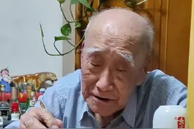 喝酒聊天【上】郭大爷啃虎皮凤爪。#我的生活日记 #您养我小我伴您老 #记录真实生活 #90后郭大爷 #天津视频封面