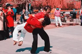 父女两个在一起跳这么火辣的舞蹈，你能接受吗？ #户外舞蹈视频封面
