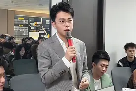 人民日报今年的广告语是：请你努力，为了你自己。所以，哪怕命运给你一个低谷，也是为了让你写出绝地反击的故事，最后的终章是花开万里！#工作花絮 #团队力量 #不惧风雨一路前行文案 @DOU+小助手 @DOU+上热门视频封面