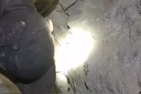 津巴布韦锑矿矿脉，二十米见矿，矿脉10厘米左右，这种品位的锑矿，我们冷水江的人叫做青沙。#锑#锑矿#津巴布韦视频封面