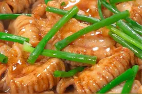 这样做的啫啫粉肠肠煲，浓香四溢真的很下酒下饭#妈呀太香了 #啫啫煲视频封面