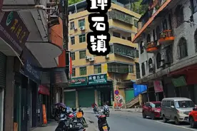 知道吗？由北到南进入广东的绿皮车，第一站就是这里，北方吹来的寒风进入广东，第一缕也到这里。这里是湖南和广东的交接点，是广东的北大门，曾经大批外来商人来此经商，各种“同乡会”进而产生，广同会馆、楚南会馆、豫章会馆是当时的三大会馆，发展的甚至比隔壁湖南县城都要繁华，那时深圳还是个小渔村。如果这里变冷清了，街道大量大量门面闲置，外地人不来，本地人逃离，你知道为什么吗？视频封面