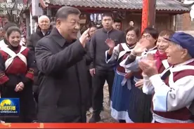 在丽江古城，不封路、不扰民、轻车简从，习近平总书记的到来沸腾了街巷。视频封面