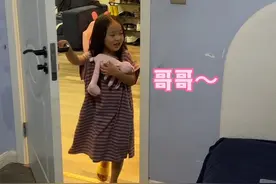 睡醒就找哥哥…有个稀罕你的妹妹是种什么体验？# 兄妹日常 #记录真实生活视频封面
