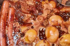 香喷喷的红烧肉搭配卤蛋卤干和各种配菜～一张饼卷不下～直奔大妈家榨菜去的 谁知面条才是灵魂 #路边摊美味 #夜市里的烟火气 #妈呀太香了 #深夜放毒 #街头美食视频封面