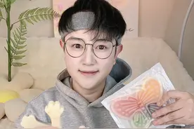 一天只吃网红蜡瓶糖！是什么体验！！！#美食测评 #挑战 #蜡瓶糖只能嚼不能咽 #网红糖果 #测评