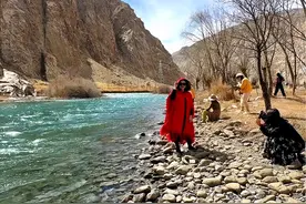 叶尔羌河是位于新疆西南部的一条河流，发源于喀喇昆仑山区的喀拉塔什山，流经喀什地区，最终注入塔克拉玛干沙漠中的塔里木河。自驾塔莎古道时，旁边的叶尔羌河一直伴随着，在昆仑山腹地的山谷中迂回穿梭。#叶尔羌河 #来新疆感受美丽大自然 #旅行大玩家 #帕米尔高原 #创作灵感视频封面
