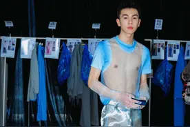 一件消失的背心💙 🔷一件消失的背心，來自前兩天我在#中国国际时装周 剛發佈的25秋冬系列中的一套look  💙透明部分和不透明部分本是一體的，還是我常用的燒花工藝，碳化掉其中一個材質，保留另一個材質，便可以從t恤中偷走一件背心「見圖5、6」，剔除面料的肉，留下面料的骨  💙長褲的面料，是我幾乎每季都會用到的水晶絲緞，視覺上它具有液的質感，而這次的水晶絲緞是半透明的，也更接近海底某種生物的質感  🤍ps: 背心形狀的邊緣有意保留了手工感，我個人不喜歡過分精緻的表達  #中国设计师品牌CGW #CHENGGUANGWANG  #模特 #服装设计视频封面
