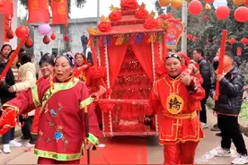 花轿迎亲，喜气洋洋，新娘坐大花轿，幸福满满到婆家!视频封面