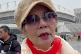 3月29日，湖北武汉。刀郎武汉激情开唱，阿姨5点出门赶到现场。坦言特别喜欢他唱的红歌，能感受到祖国越来越好。（记者：赵博宇 李瑶昕）#刀郎 #刀郎武汉演唱会视频封面