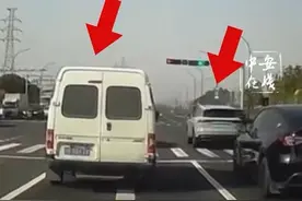 面包车随意变道激怒suv，两车“斗气”致面包车散架有死伤 目击者：面包车半个车厢没了 #安全驾驶 #斗气车视频封面